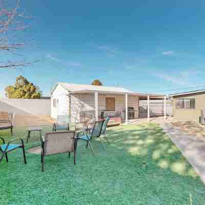 The Cozi Mountainview Corner! Spacious 4-bedroom house in charming Albuquerque. Hotel Exterior
