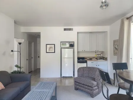 Gated community located in Indian Wells.  Sleeps 4.   Close to all activities. Отели рядом с достопримечательностью «Индиан-Уэллс Теннис Гарден»