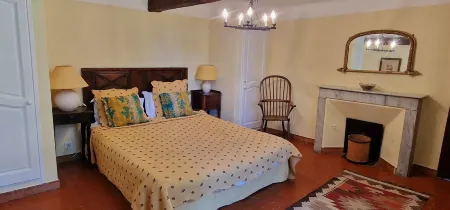 Stunning 18th Century Provencal home with large mature garden and pool. Отели в г. Лорг