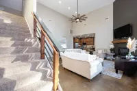 4-Bedroom House with Beautiful Lake View, Sleeps 12 - Quiet & Relaxing