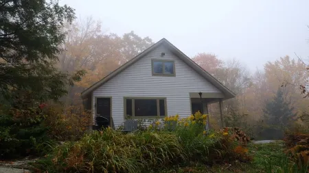 Cozy Mountain 2-bedroom cabin in Kerhonkson, WiFi and nature