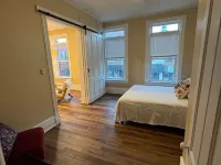 Charming Downtown Apartment with Bluff Views in Historic Decorah. โรงแรมในเดคอราห์