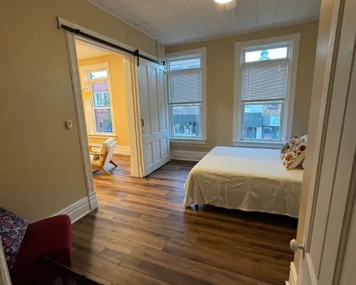 Charming Downtown Apartment with Bluff Views in Historic Decorah. โรงแรมในเดคอราห์