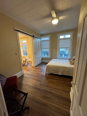 Charming Downtown Apartment with Bluff Views in Historic Decorah. のホテル