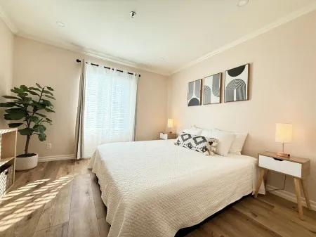 Modern 1-Bedroom LA Condo with 2 Parking Spaces - Prime Sherman Oaks Location Отели в г. Шерман-Окс