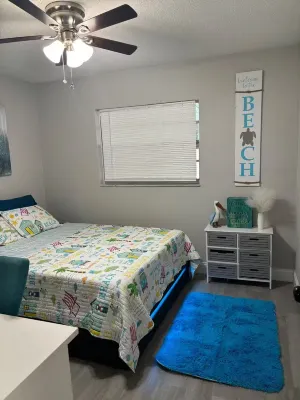 Starfish Kisses, beautiful pool home, 8 min from beach, 12 min to speed way.