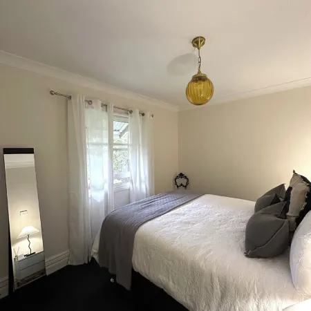 Close to town in walking distance to cafes, restaurants and Lake Alexandra
