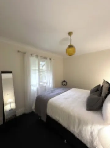 Close to town in walking distance to cafes, restaurants and Lake Alexandra Hotels in Mittagong