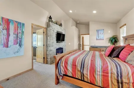 Mountain Paradise: Townhome Living at the Crossroads of Ski and Golf-Sleeps 10+