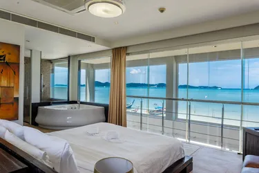 รูปภาพของที่พักรีสอร์ตระดับ 5 ดาว 4 ห้องนอน สร้างติดชายหาด วี221