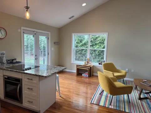 Suite44 - Large Sunny 1-BR Suite w/ Backyard+Patio