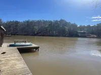 Lake Front house in quiet cove on Lake Sinclair Pets Allowed