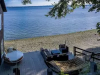 Vashon Modern Waterfront Retreat+Private Beach+BBQ+Firepit Hotels in Vashon