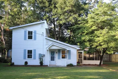 Oak Bend Haven at Murrells Inlet!New 4 bedroom home steps to The MarshWalk! Lazy Gator附近的飯店