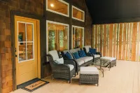 Brand new River Cabin ready for floating swimming or fishing . Close to Skiing!! Các khách sạn ở Parsons