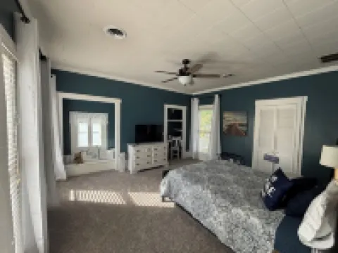 Charming, historic, 4-bedroom lake house w/Hot tub just steps away from lake! Hotels in Kuttawa