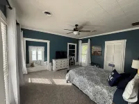 Charming, historic, 4-bedroom lake house w/Hot tub just steps away from lake! Hotels in Kuttawa