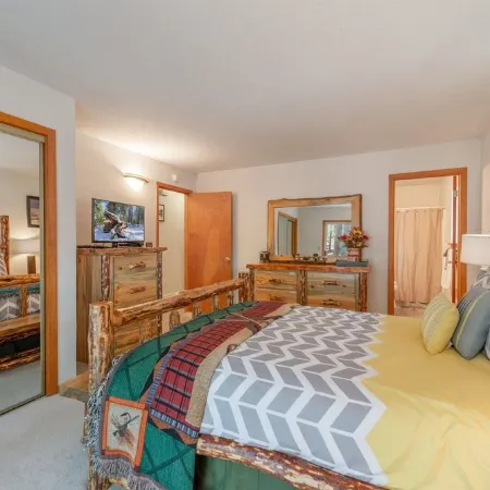 Modern upgraded Tahoe Donner 3BR mountain cabin! Pet friendly!