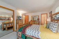 Modern upgraded Tahoe Donner 3BR mountain cabin! Pet friendly! Hotels near kitsch.