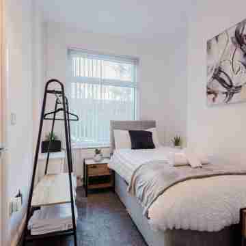 Luxurious home - Etihad & Co-op live with free parking Rooms