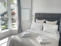 Stunning iconic harbour & sea views of St Ives, parking and 2 mins walk to town