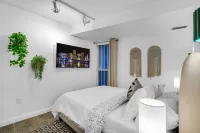 Stunning 3 BR/2 BA Split-Level w Rooftop & Hot Tub Near Miami University