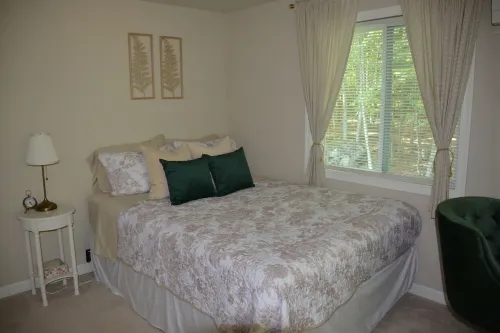 Stylish 2-Bedroom Ski/Lake House with AC in Masthope Mountain Community