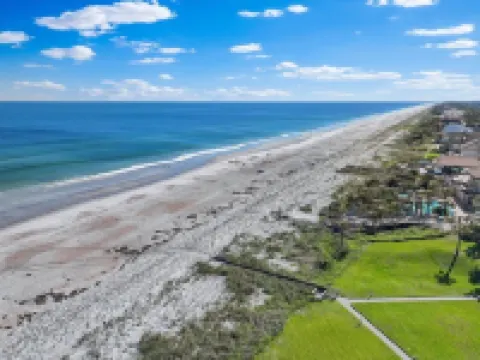 604 Surf Villas Oceanfront Luxury Condo at Sawgrass Beach Club in Beautiful PVB! Hoteles en Sawgrass