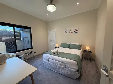 Waterlink Retreat - canal views with easy access to both the canal and the river