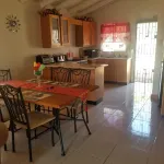 2 Bedroom  2 Bathroom Kitchen Living room and verandah   Close to a beach Coral Spring住宿飯店
