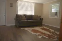 Cozy, centrally located, 1-bedroom house in Houma! On the Bayouside Hotels in Bayou Cane