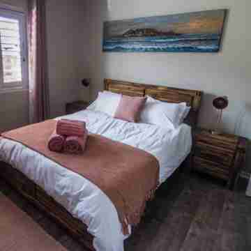 Almost Perfect 4-bedroom house in Jbay. Stunning view & 500m walk to the beach! Rooms