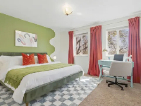 Spacious 4BD - Backyard BBQ, Fire Pit & Mini Golf Hotels in Arvada