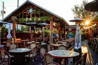 High Springs Hideaway – 4BR w/ Pool & Bar • Near Springs & UF • Walk to Town