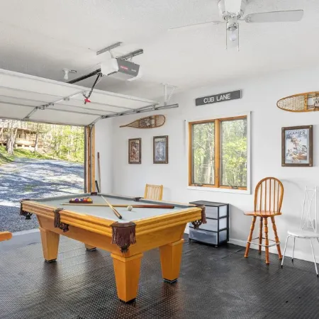 Cozy 5BR house with Hot Tub Private Patio Games Fire Pit in Massanutten