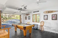 Cozy 5BR house with Hot Tub Private Patio Games Fire Pit in Massanutten
