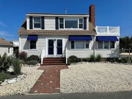 Bayside 2 bedroom in Brant Beach. Beautiful views of the sunset! Отели рядом с достопримечательностью «Бичфронт»