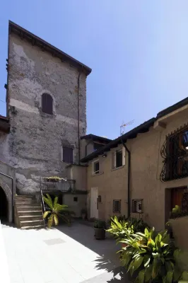 LOVELY APARTMENT IN AN ANCIENT HAMLET WITH LAKE VIEW AND PATIO Hotels in Marone