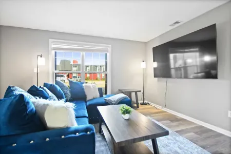 Centrally Located Apt with Pool in Columbia, MO