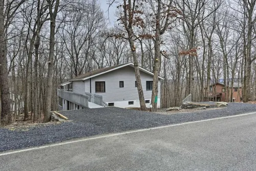 Poconos Chatham Continental - Deck & Fire Pit