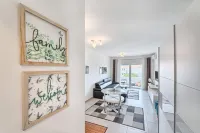 Beautiful modern 1 BR apartment 100 meters to ocean Hotels in Kastel Stafilic