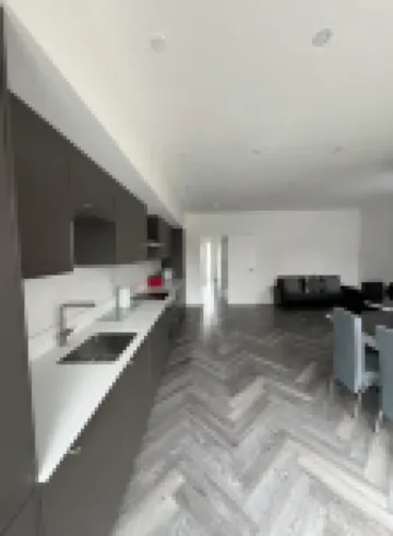 Terrific 5bedroom house with WiFi ,2 min walk to RedBridge underground station