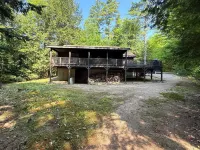 Charming 3-bedroom cabin in Madison, NH with private access to lake. Hotels in Madison