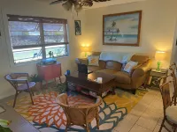 Boho Beachy getaway with large backyard nestled between downtown and the beach Hotel a South Bradenton