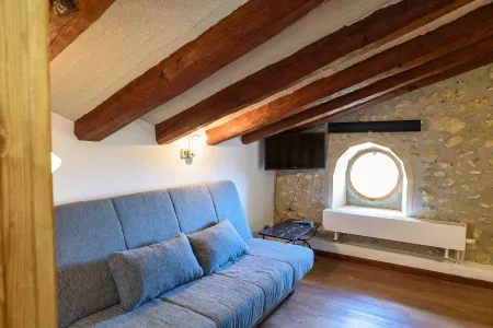 Accommodation in a winery, surrounded by biodynamic vineyards!