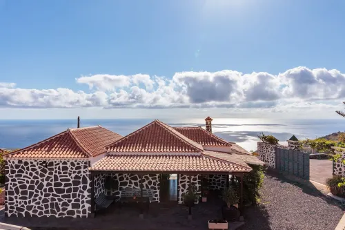 Panoramic views and ideal area to rest and see the island of La Palma Hotels in Isla de la Palma