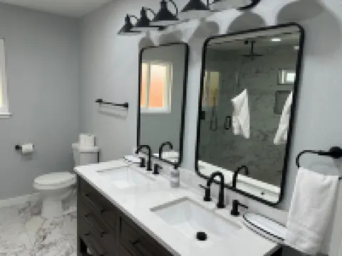 Spacious cozy Oasis retreat with private pool  Backyard