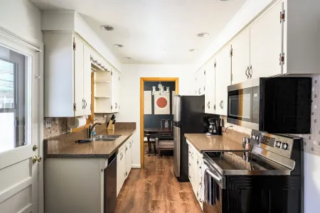 Spacious 4-bedroom house, Fenced Yard, Central Denver & Boulder