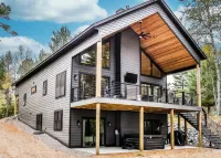 Luxury northwoods lakeside getaway perfect for groups