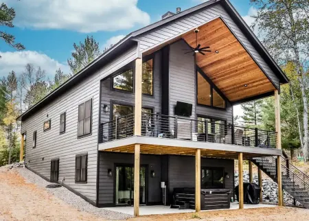 Luxury northwoods lakeside getaway perfect for groups Отели в г. Кловерленд